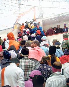 crowd at the peak of Sri Pada